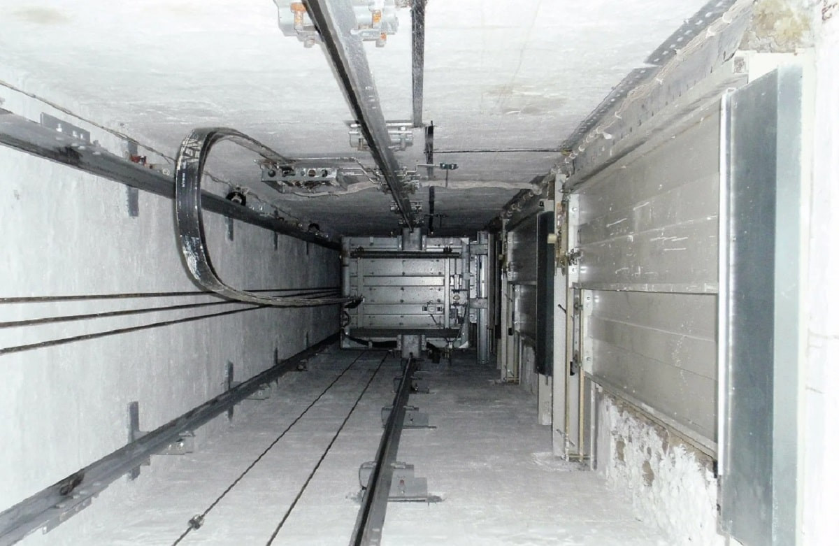 В Астане в шахте лифта одного из бизнес-центров разбился рабочий