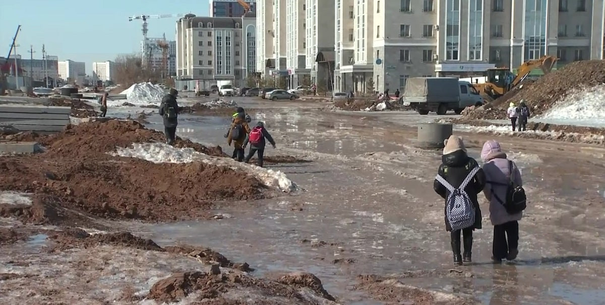 Астанада 4 мыңнан астам бала мектепке балшық кешіп, баруға мәжбүр