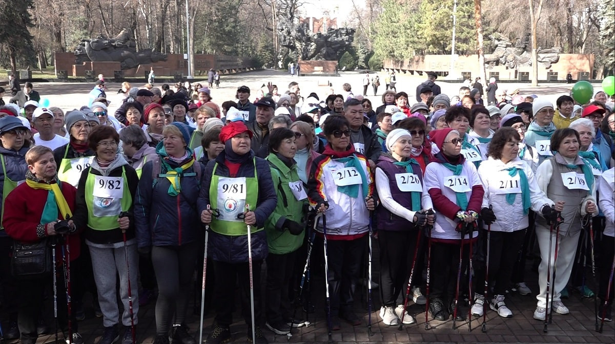В Алматы стартовали соревнования по скандинавской ходьбе среди пенсионеров