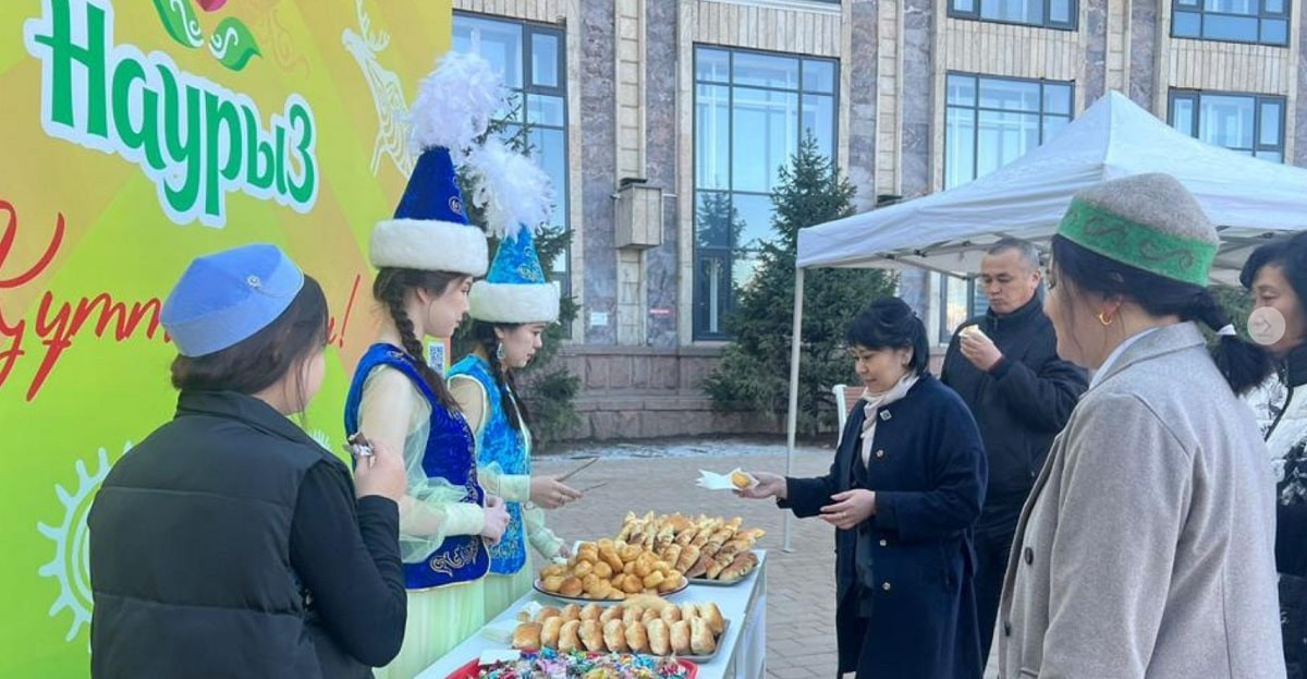 На избирательных участках в Алматы раздают наурыз көже и бауырсаки