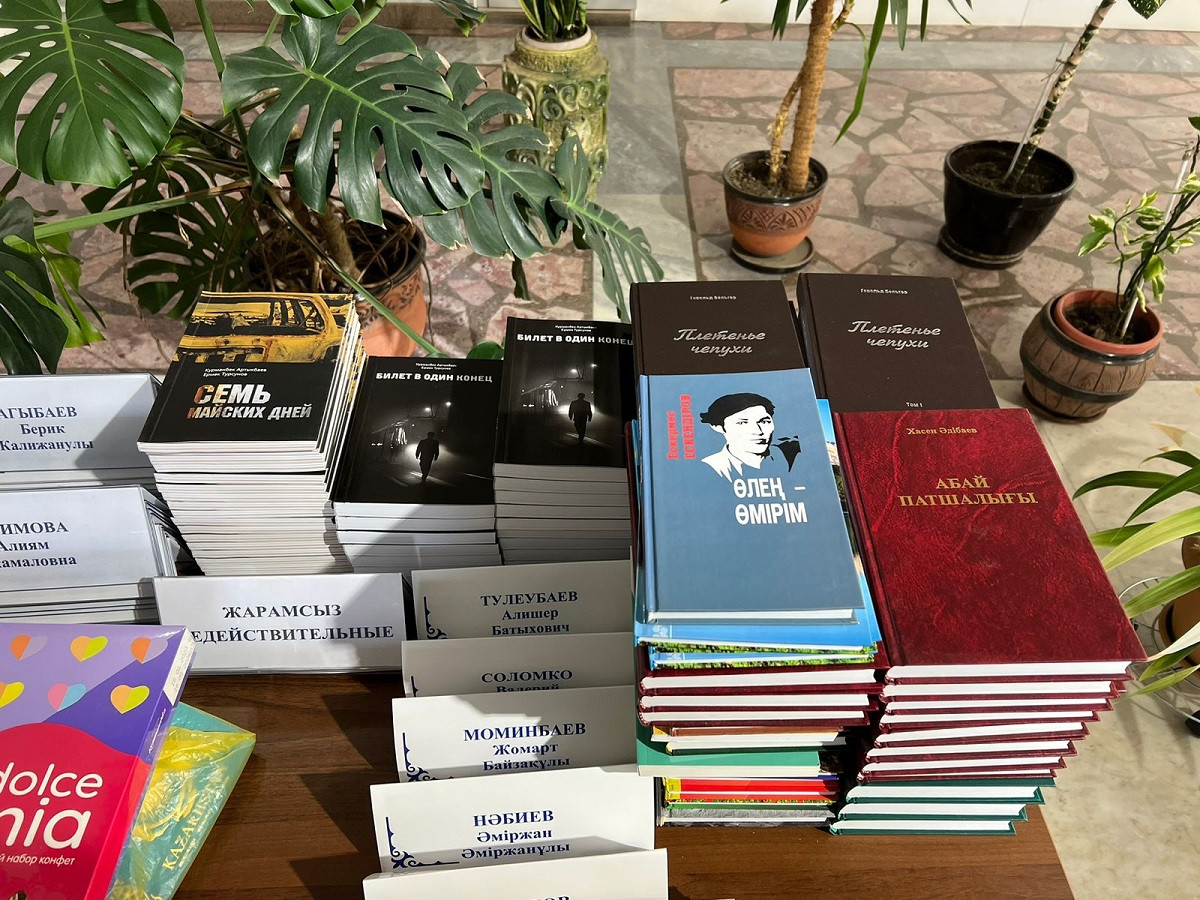 Голосующим Бостандыкского района в Алматы подарили книги