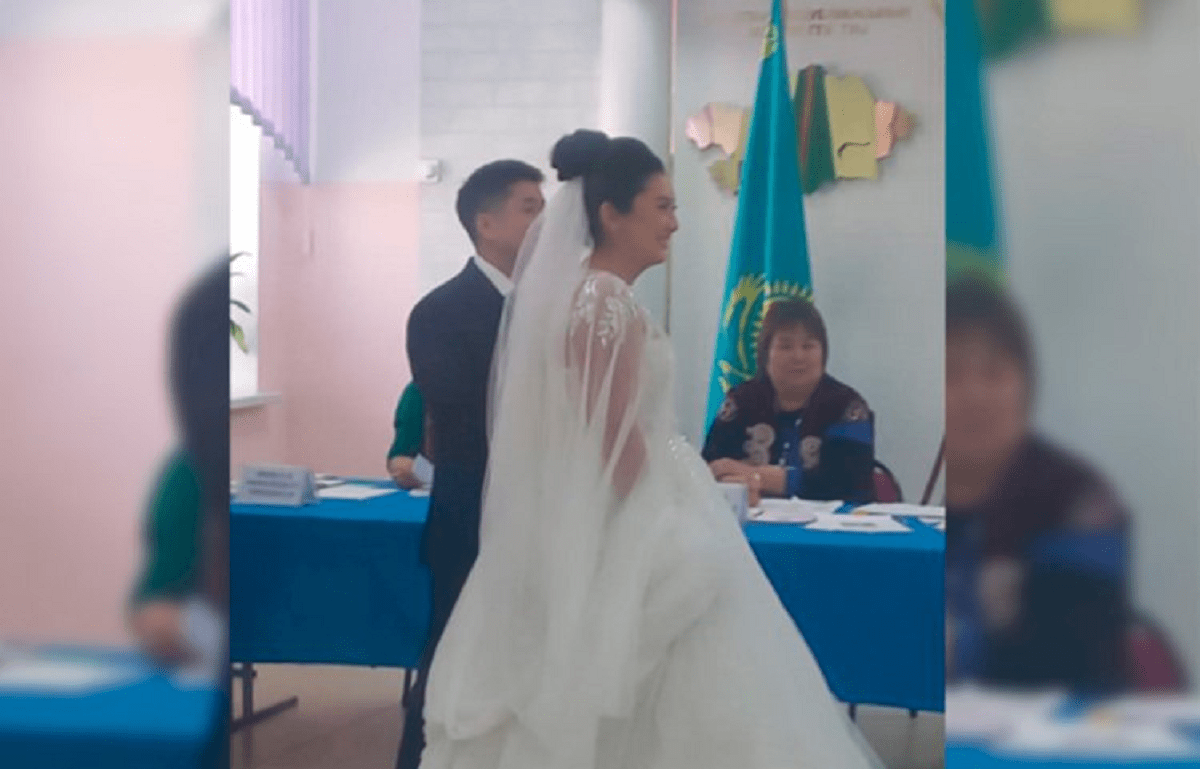 Молодожены в Алматы проголосовали в день свадьбы 
