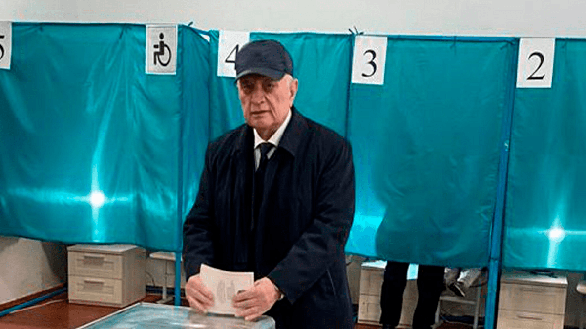 Мурат Журинов проголосовал в Алматы за компетентную законодательную систему