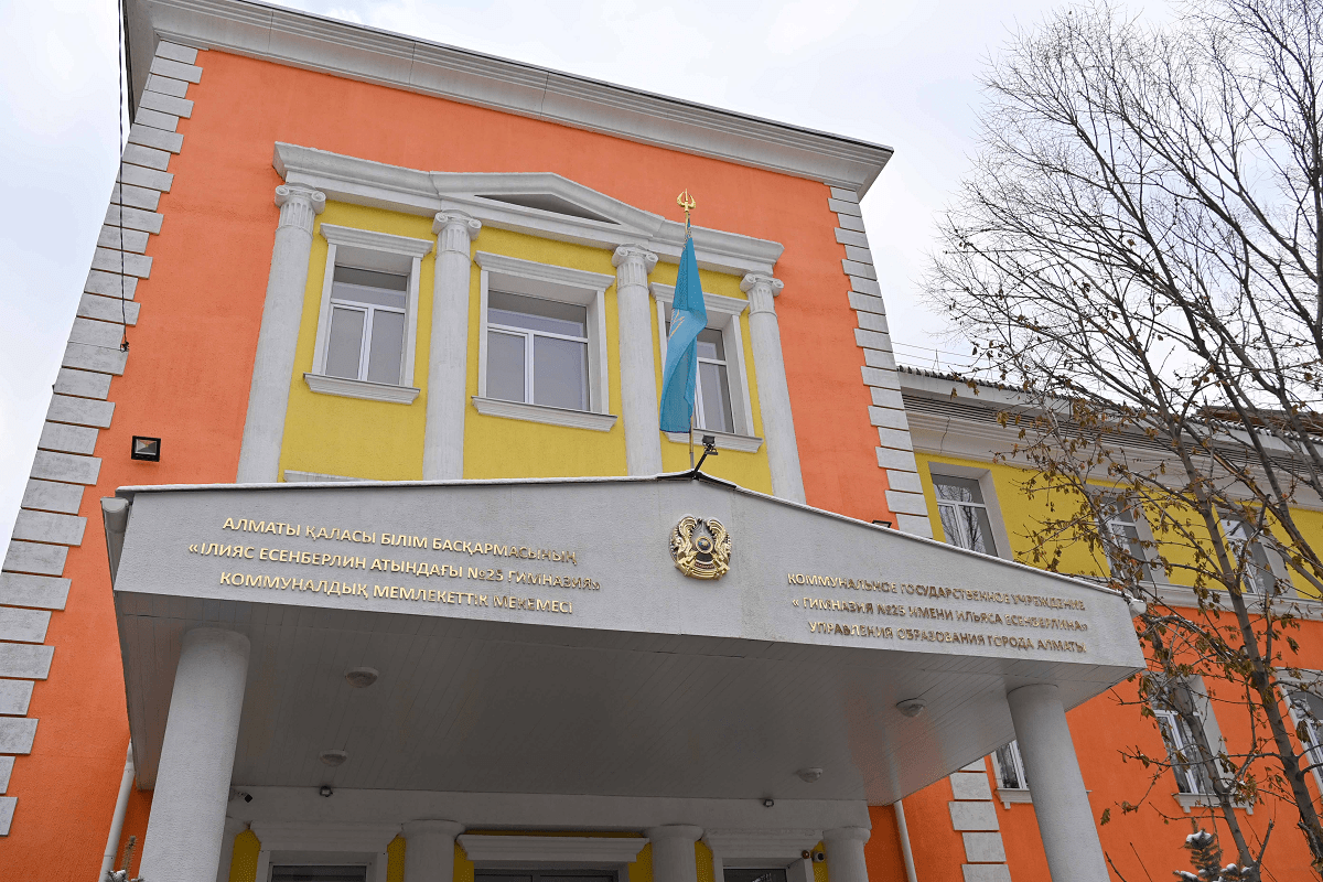  Школа в которой учился Касым-Жомарт Токаев в Алматы стала местом притяжения выпускников в день выборов 