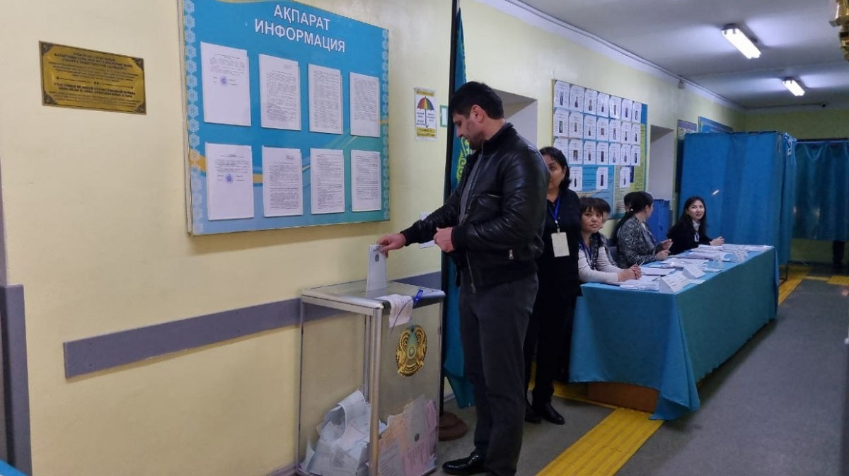Казахстанский борец Ислам Байрамуков проголосовал в Алматы