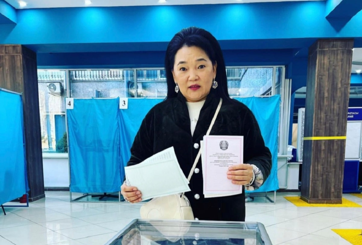 В Алматы на избирательном участке №84 проголосовала певица Жанар Айжанова