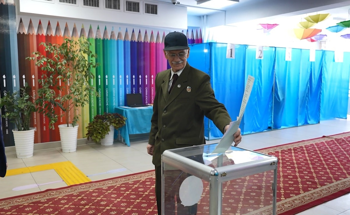 Председатель этноцентра «Ирныхас» проголосовал в Алматы