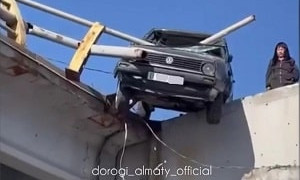 Слетел с моста на нижнюю трассу: в Алматы произошло жуткое ДТП