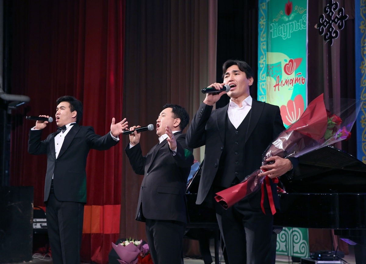 В Алматы прошел благотворительный концерт солистов КНАТОБ им. Абая для одаренных детей