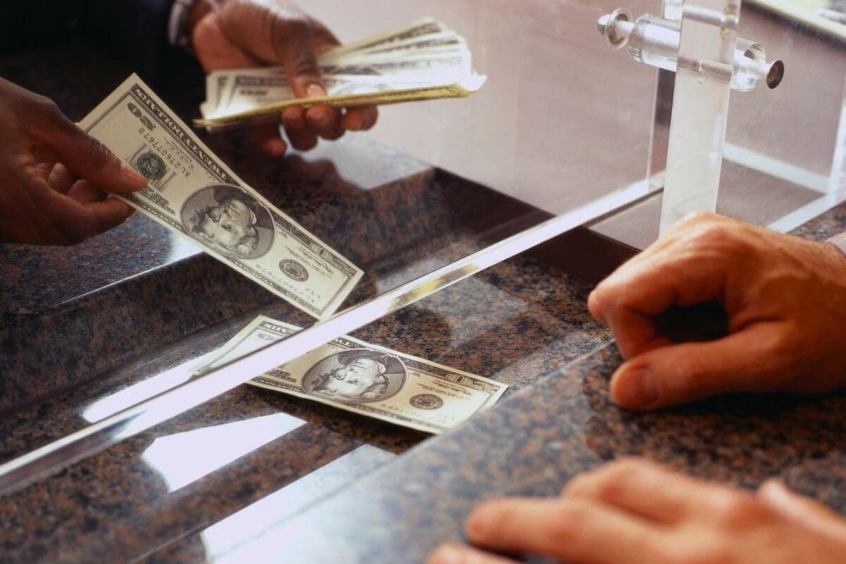 За сколько продают доллары в обменниках Алматы 24 марта 2023