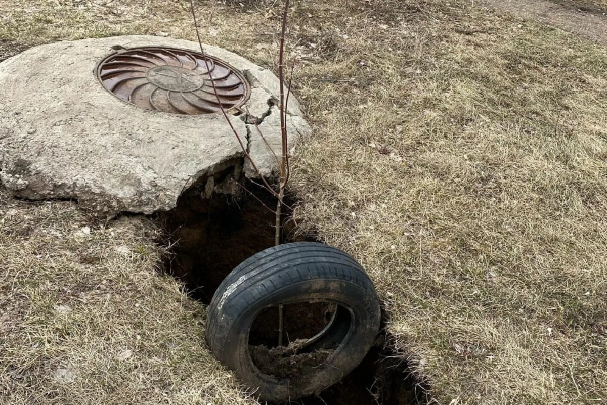 Двухлетняя девочка провалилась в четырехметровую яму рядом с колодцем