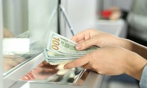 За сколько продают доллары в обменниках Алматы 28 марта 2023