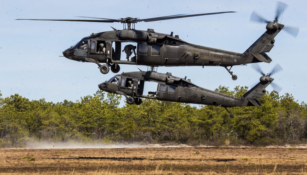 Не поделили небо: два американских вертолета столкнулись в воздухе