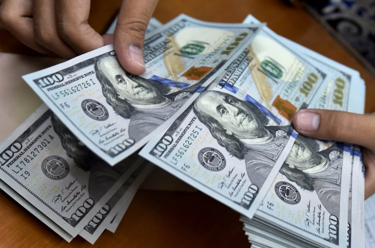 За сколько продают доллары в обменниках Алматы 3 апреля 2023 