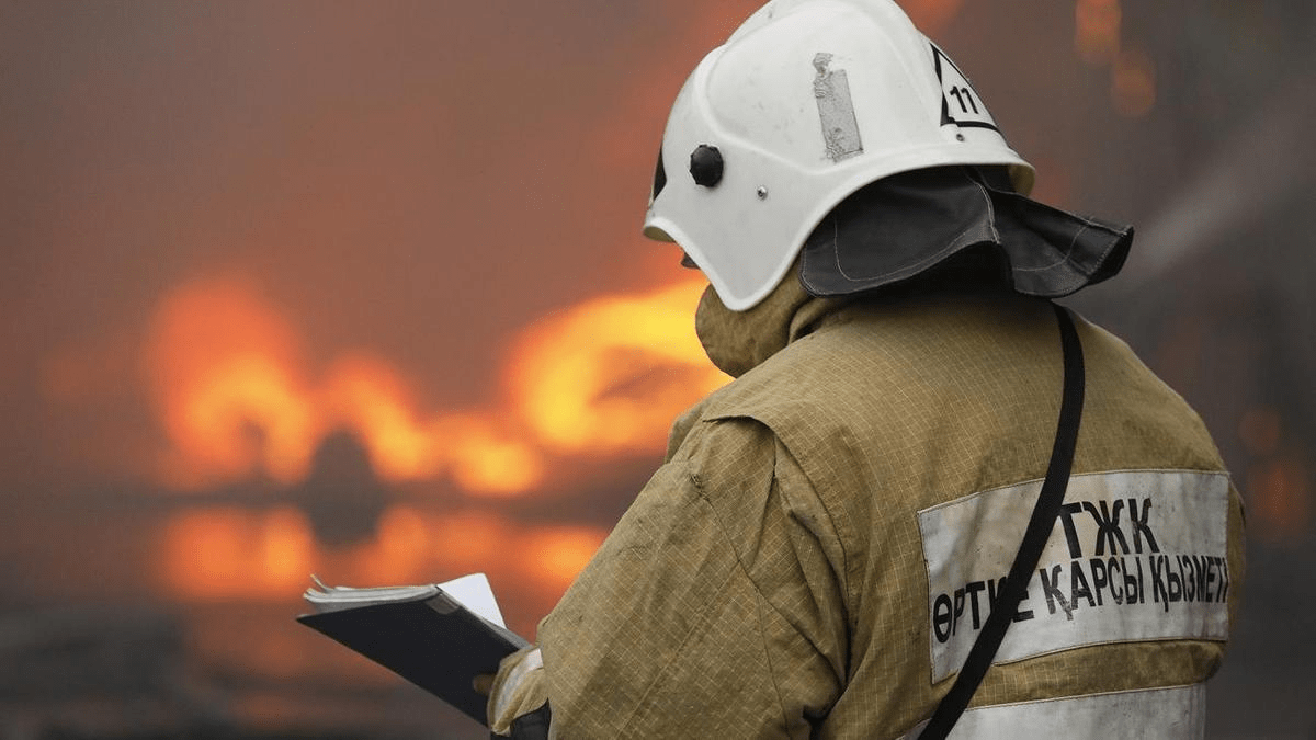 Пожар в Усть-Каменогорске: 15 человек эвакуировали