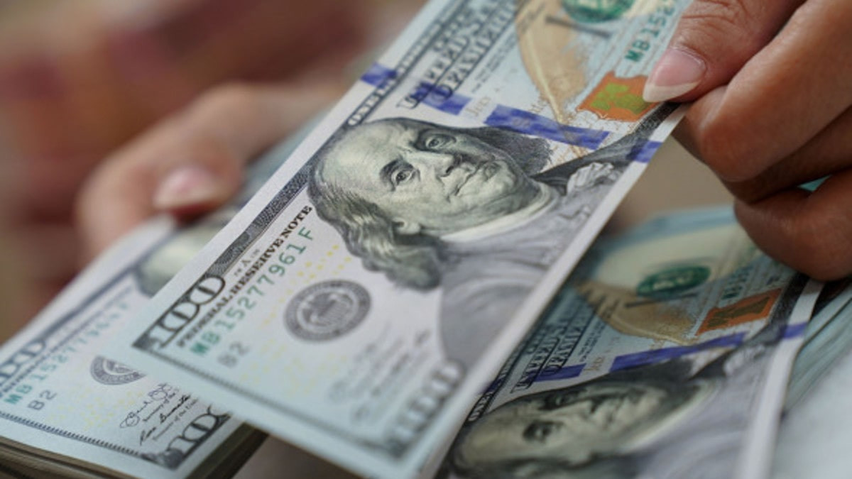 За сколько продают доллары в обменниках Алматы 6 апреля 2023
