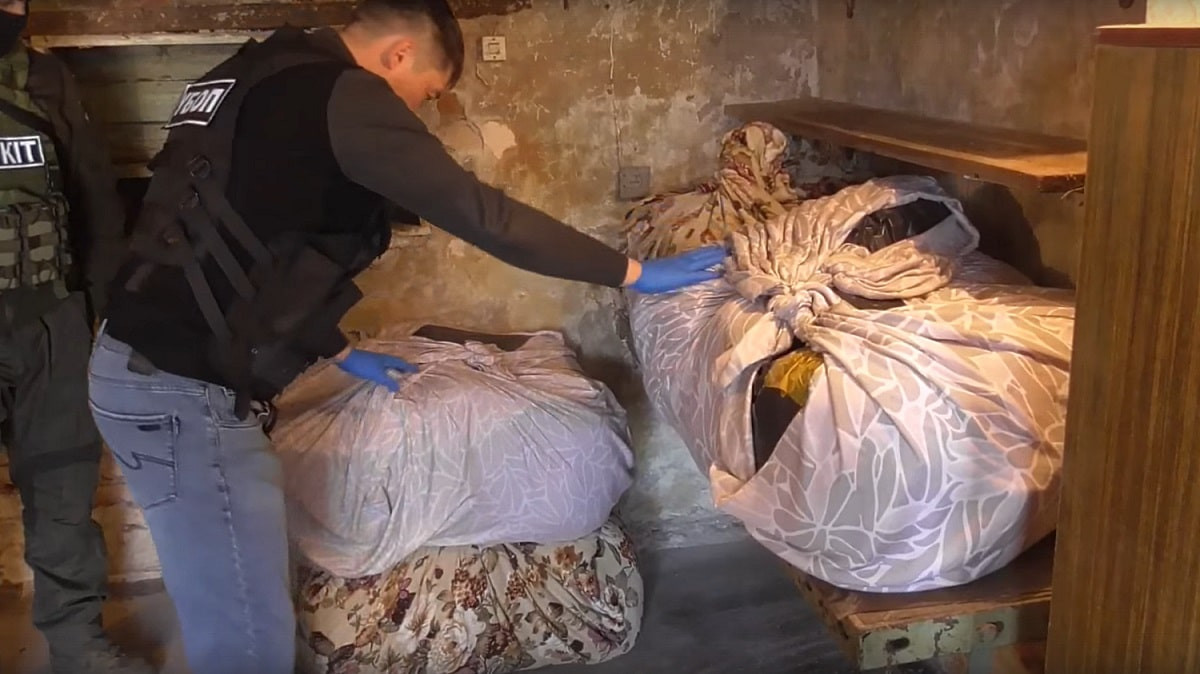 Наркотики вместо автомобиля хранил в гараже житель Усть-Каменогорска