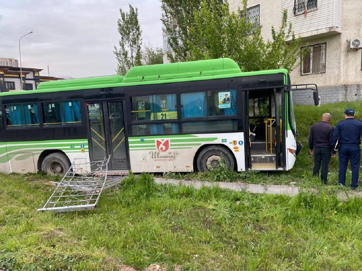 Автобус без водителя насмерть сбил пешеходов в Шымкенте 