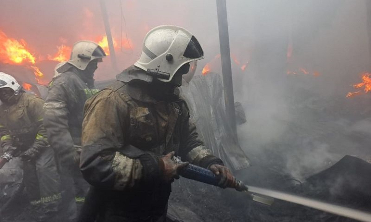 Склад с шинами загорелся в Алматинской области
