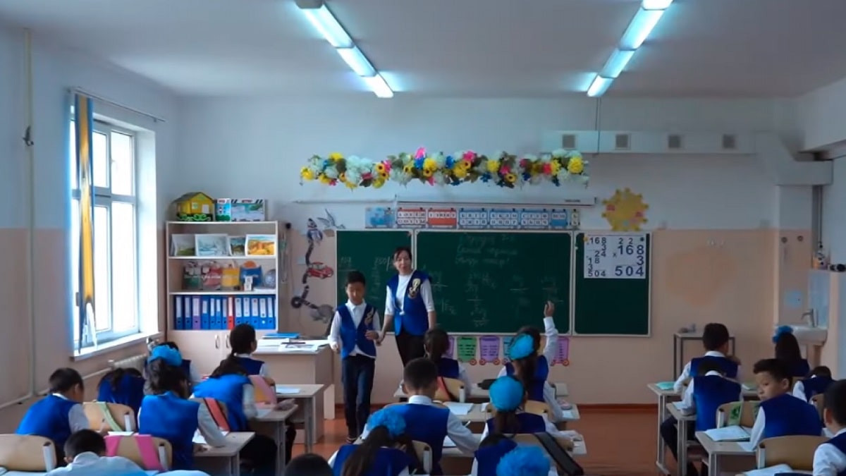 С национальным колоритом: в шымкентской школе звучит кюй вместо звонка