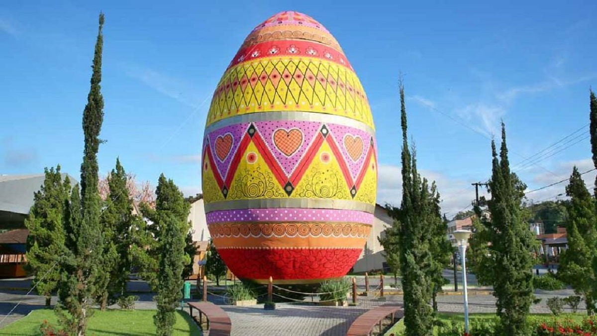 Самое большое в мире пасхальное яйцо установили в Бразилии