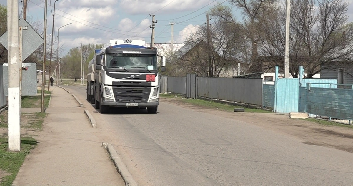 Не выдерживают: в Алматинской области дороги портятся из-за большегрузных машин