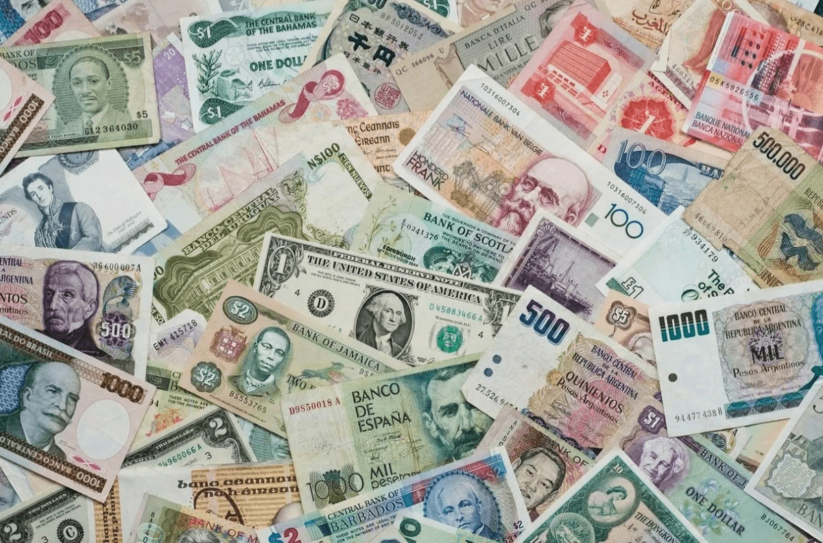 Доллары рубли старый. Деньги разные. Иностранная валюта. Деньги доллары. Разные купюры.