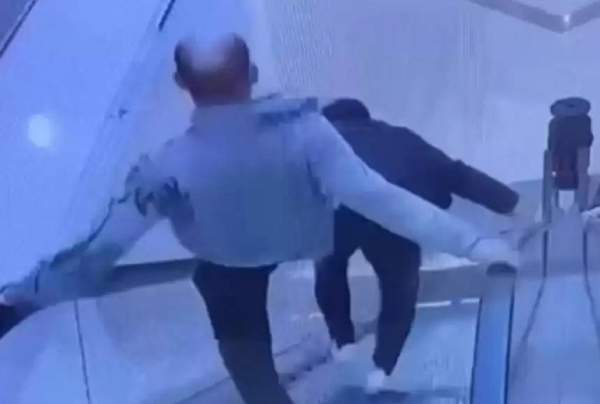 Пнул в спину: житель Караганды столкнул с эскалатора незнакомого мужчину