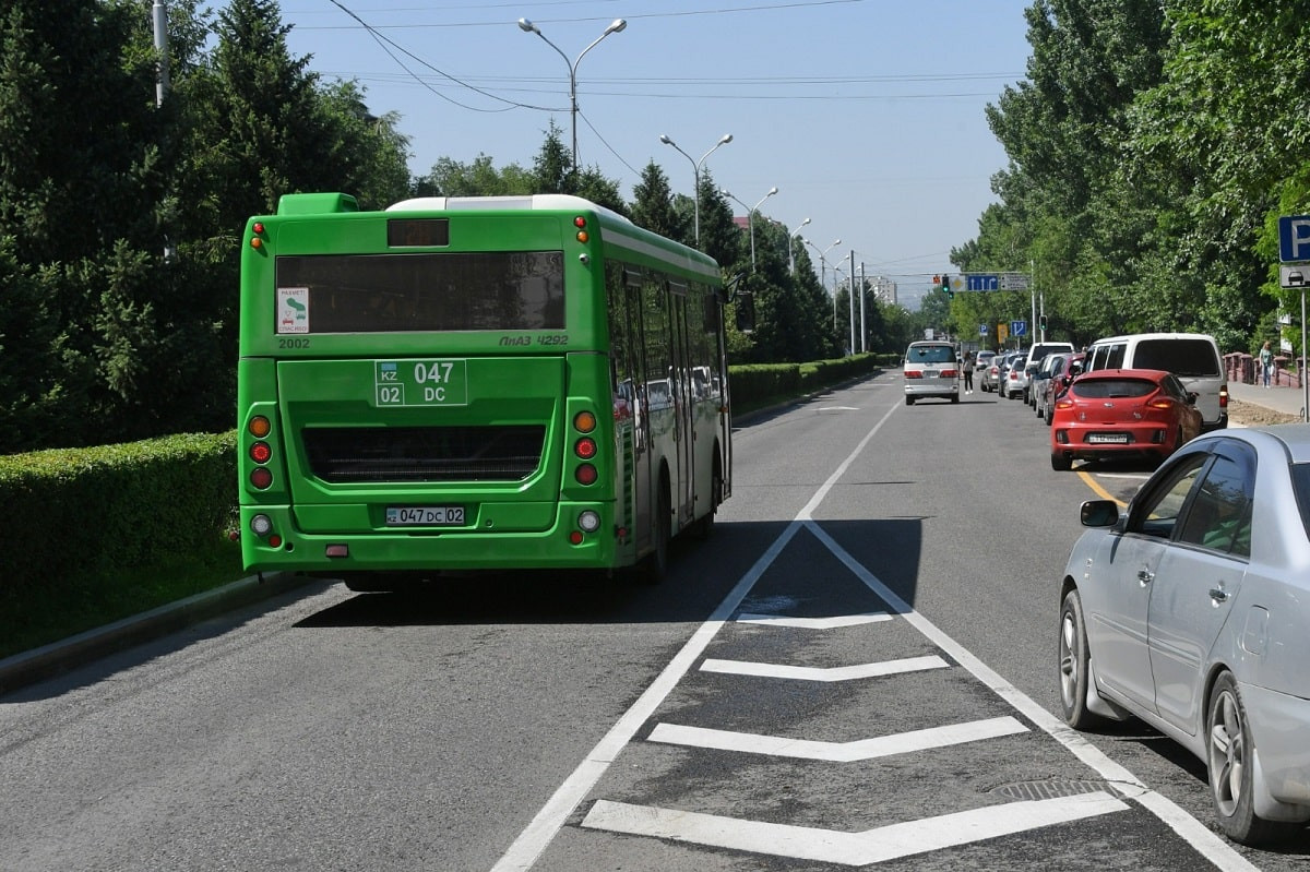 Алматы көшелерінің бірінде автобус жолағымен жүруге рұқсат етілді