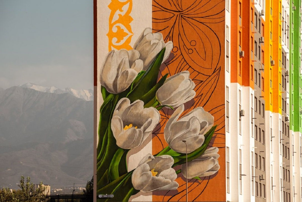 Белые тюльпаны стали символом нового жилого проекта в южной столице