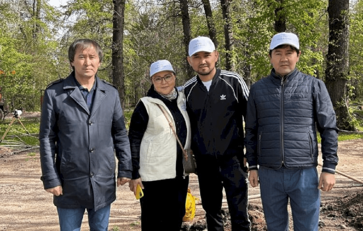 Акын Мураткан Шокан посетил субботник в Алматы
