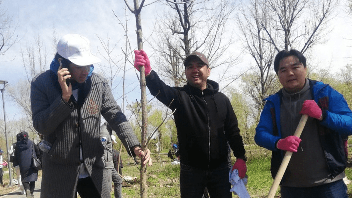 Певец Максат Базарбаев принял участие в экологической акции Almaty Clean & Green