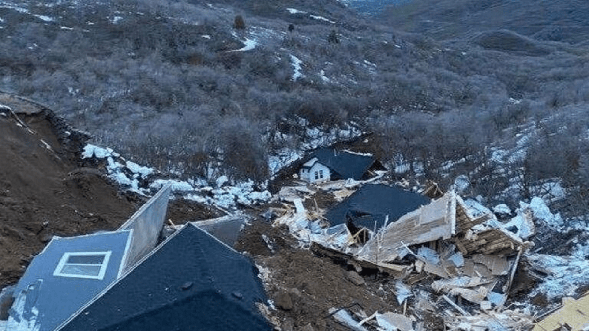 Два дома одновременно рухнули со скалы в каньон 