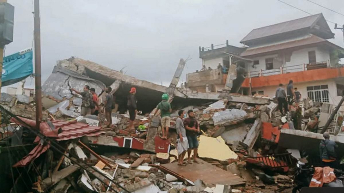 Индонезию всколыхнули два мощных землетрясения