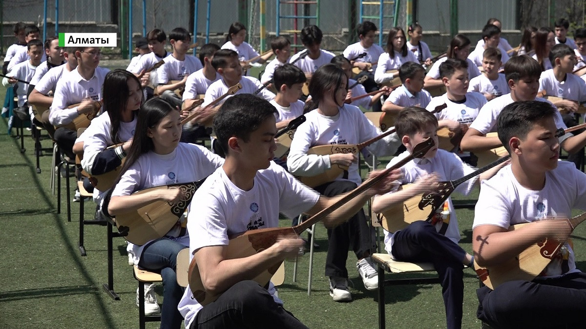 Необычный флешмоб: в Алматы 200 домбристов исполнили кюй выдающегося композитора