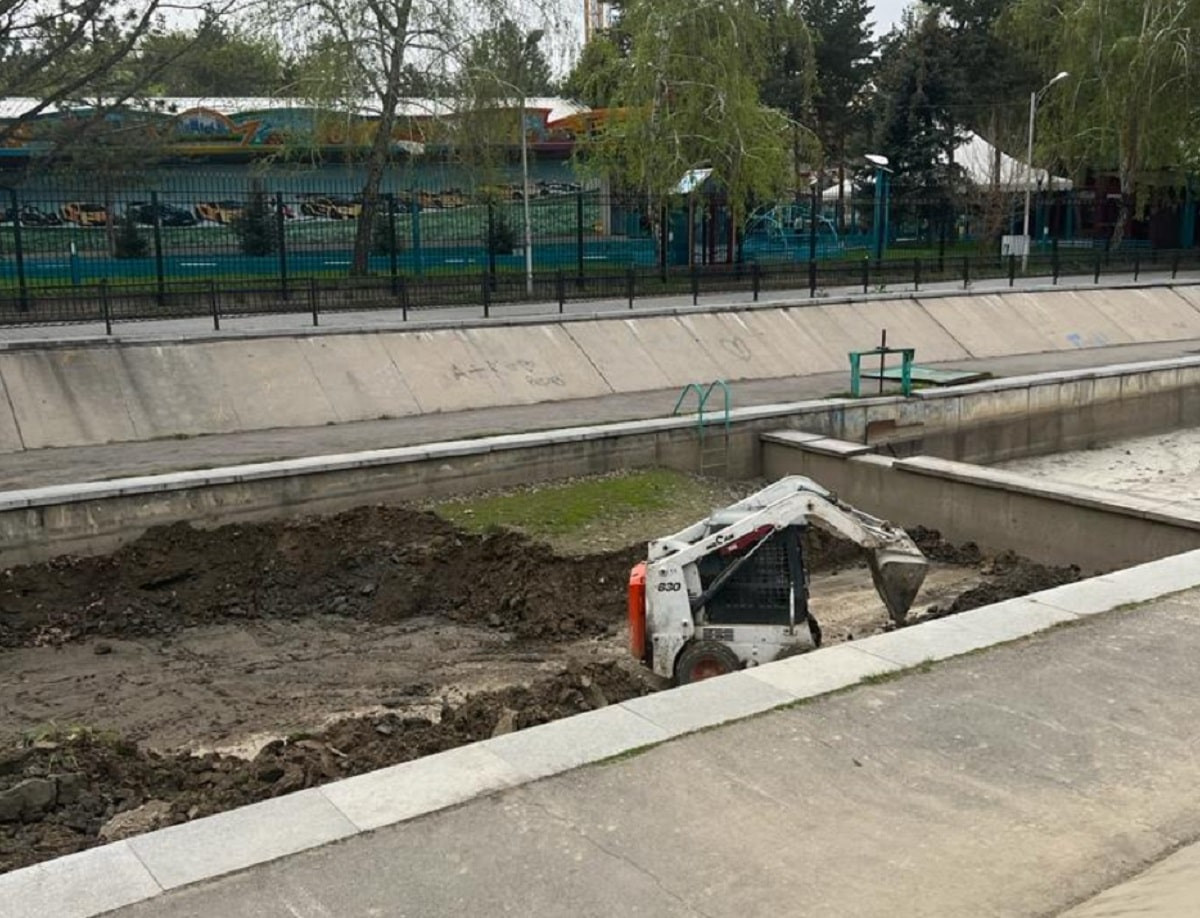 В Алматы началась очистка русла реки Есентай 