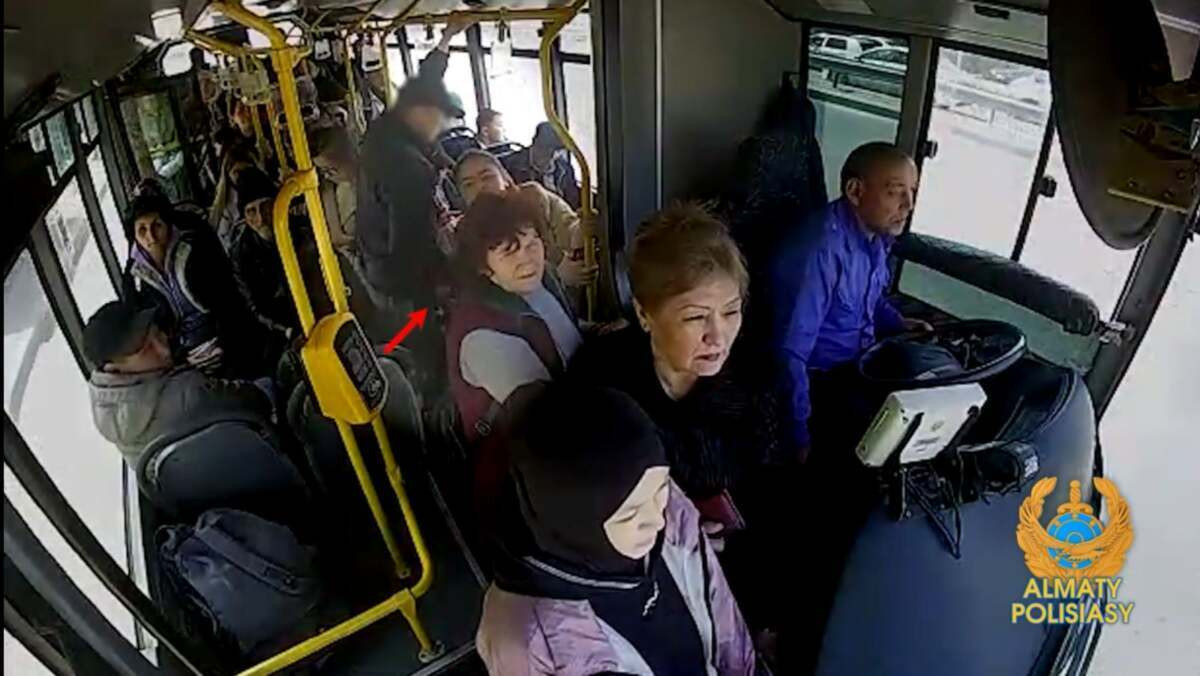 Угодил в камеру: кража в алматинском автобусе попала на видео