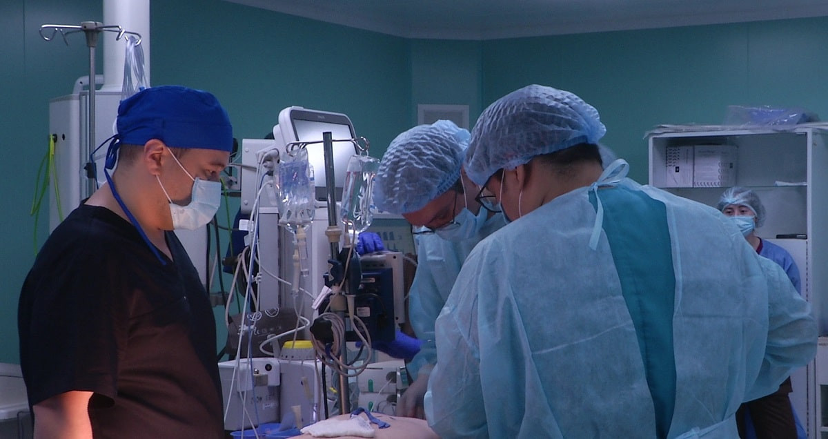 Врач из Саудовской Аравии провел уникальную операцию на сердце двум казахстанцам