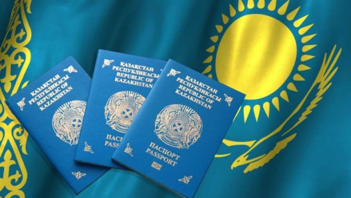 Токаев рассказал о значении государственного флага и паспорта Казахстана