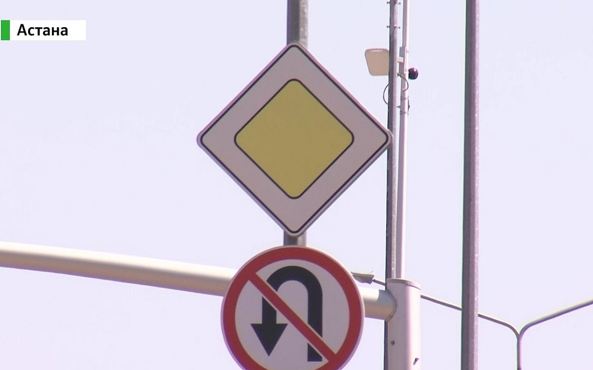 В Казахстане обновят около 7000 дорожных знаков, нуждающихся в замене
