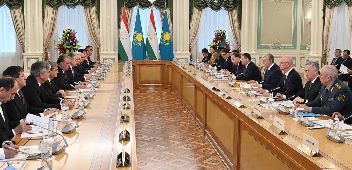 Президенты Казахстана и Таджикистана провели переговоры в расширенном составе