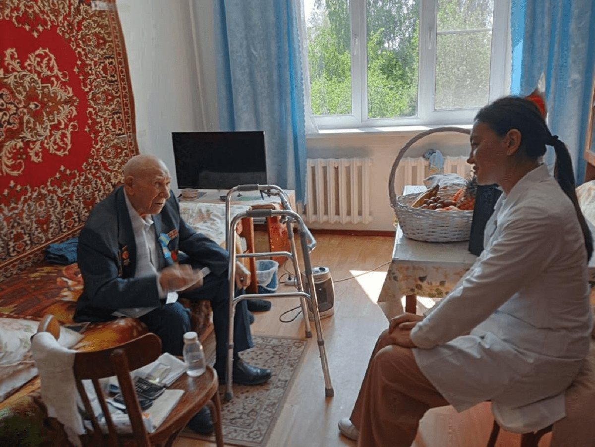Алматинские врачи обследовали ветеранов на дому
