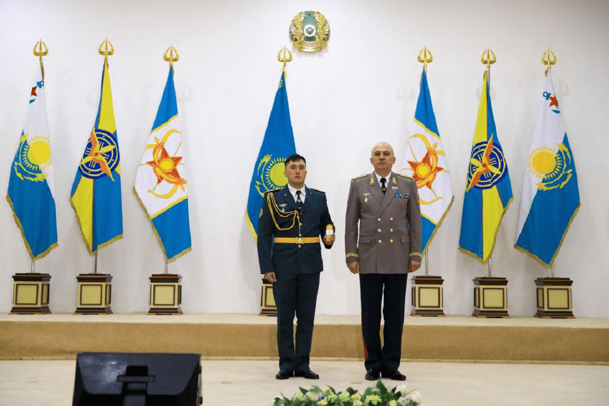 Министр обороны Казахстана вручил госнаграды военнослужащим