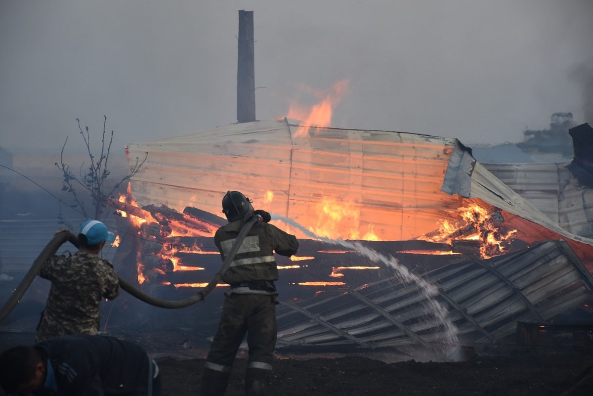 Крупный пожар в Петропавловске: сгорело несколько жилых домов