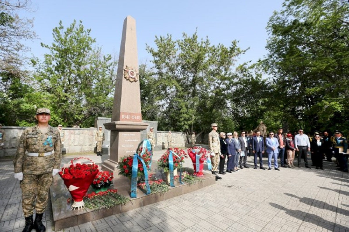 Никто не забыт: в Алматы возложили цветы к мемориалу на Центральном кладбище