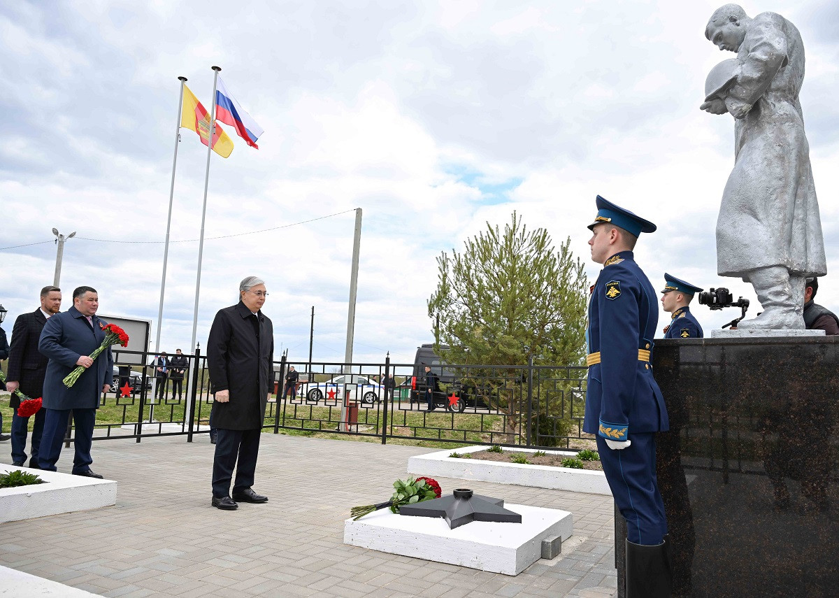 Президент Казахстана возложил цветы к братской могиле в деревне Трубино