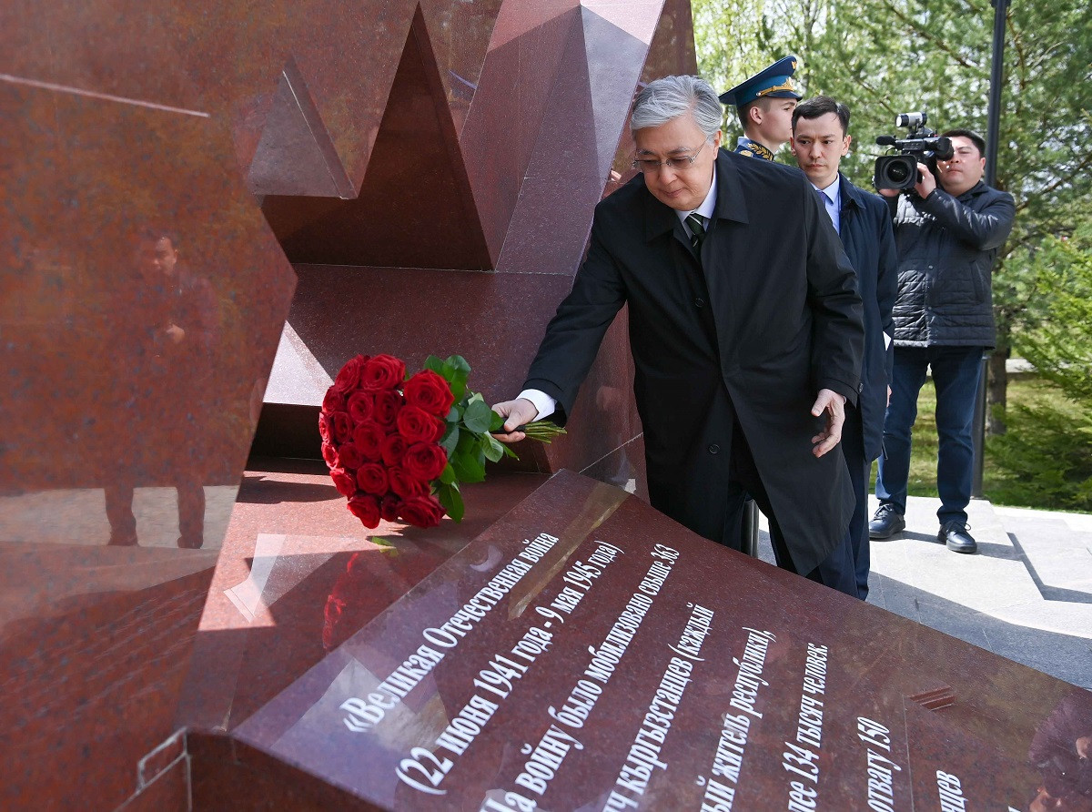 Глава государства возложил цветы к Мемориальному комплексу воинам-казахстанцам