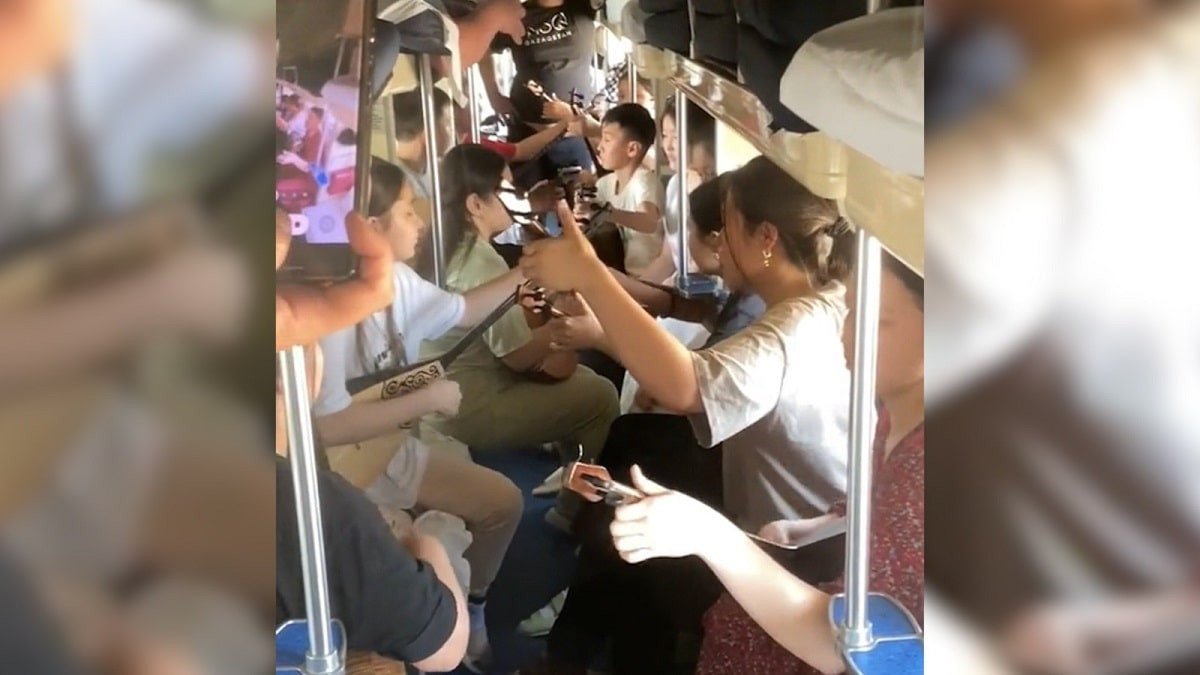 Юные домбристы из Мангистау удивили пассажиров поезда (видео)