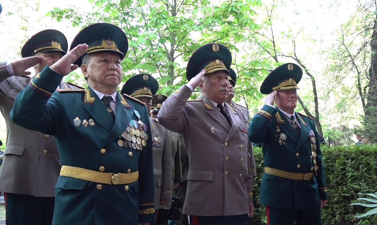 Всегда с нами: в Алматы почтили память первого министра обороны Казахстана