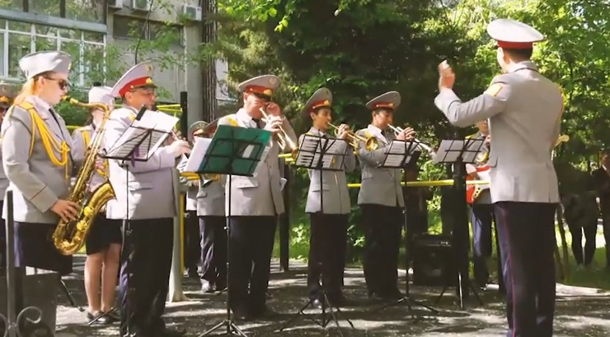  Песни военных лет для ветерана ВОВ исполнили полицейские Алматы